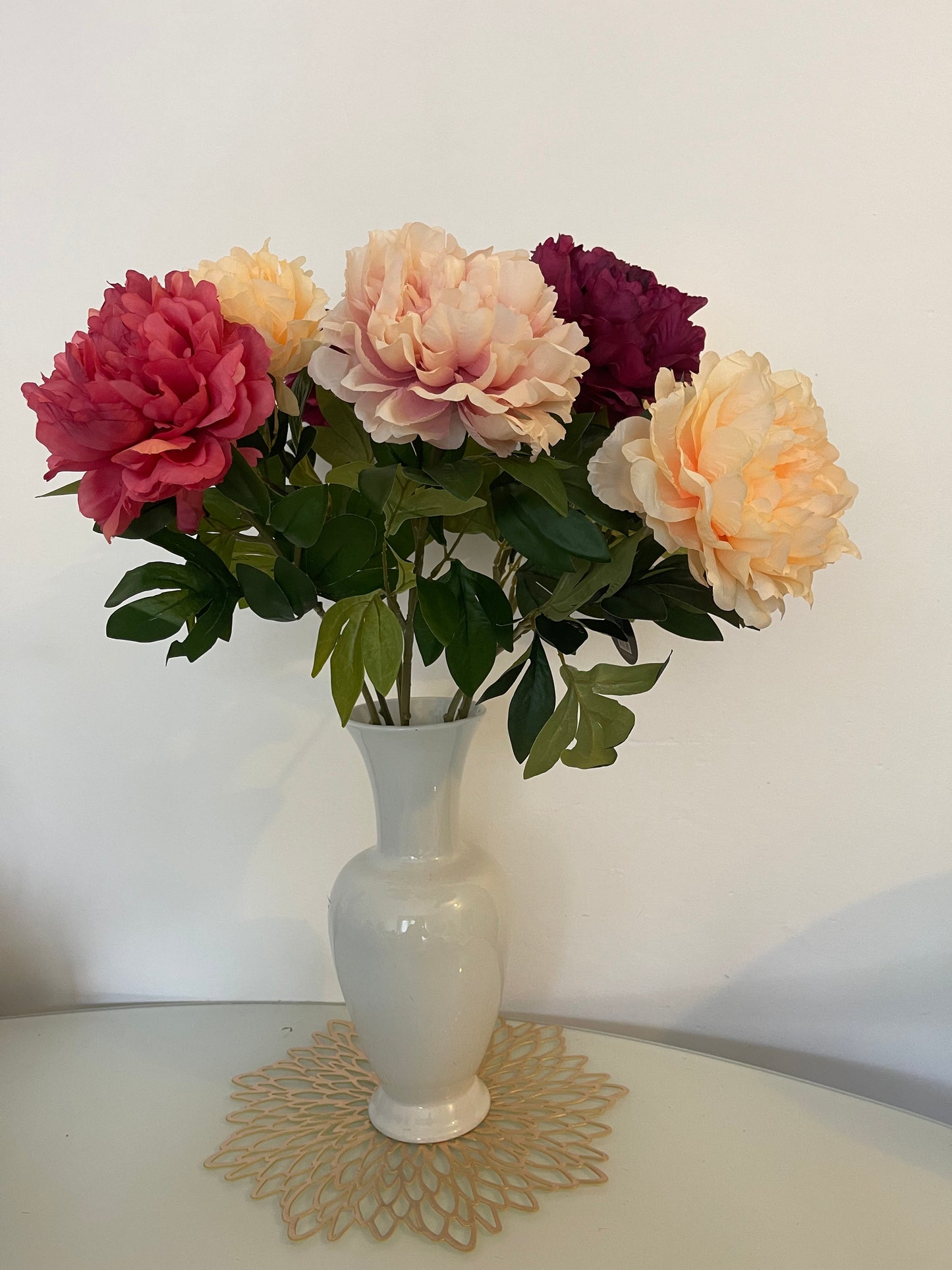 grand pot blanc de fleurs artificielles