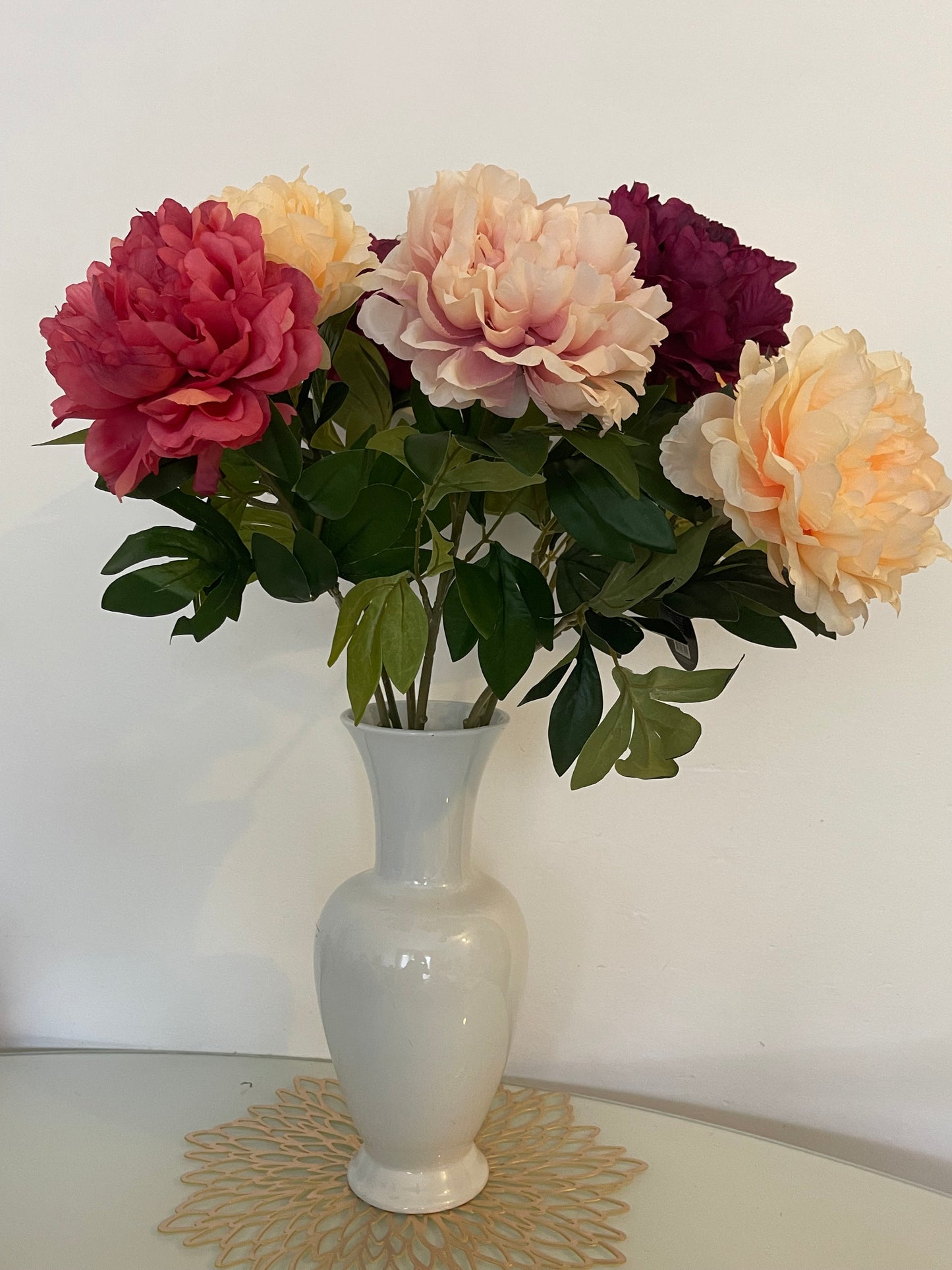 grand pot blanc de fleurs artificielles